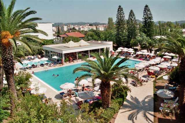 Pohled na náš bazén u hotelu